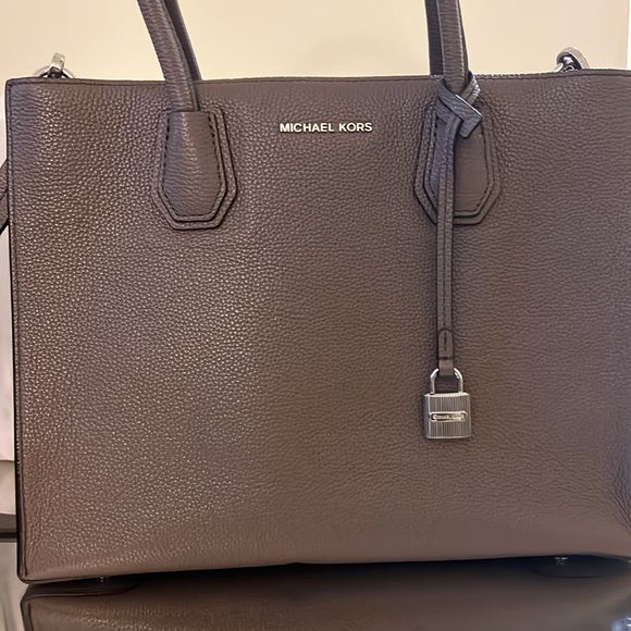 Michael kors taupe accordion medium bag with silver hardware. - Picture 5 of 12